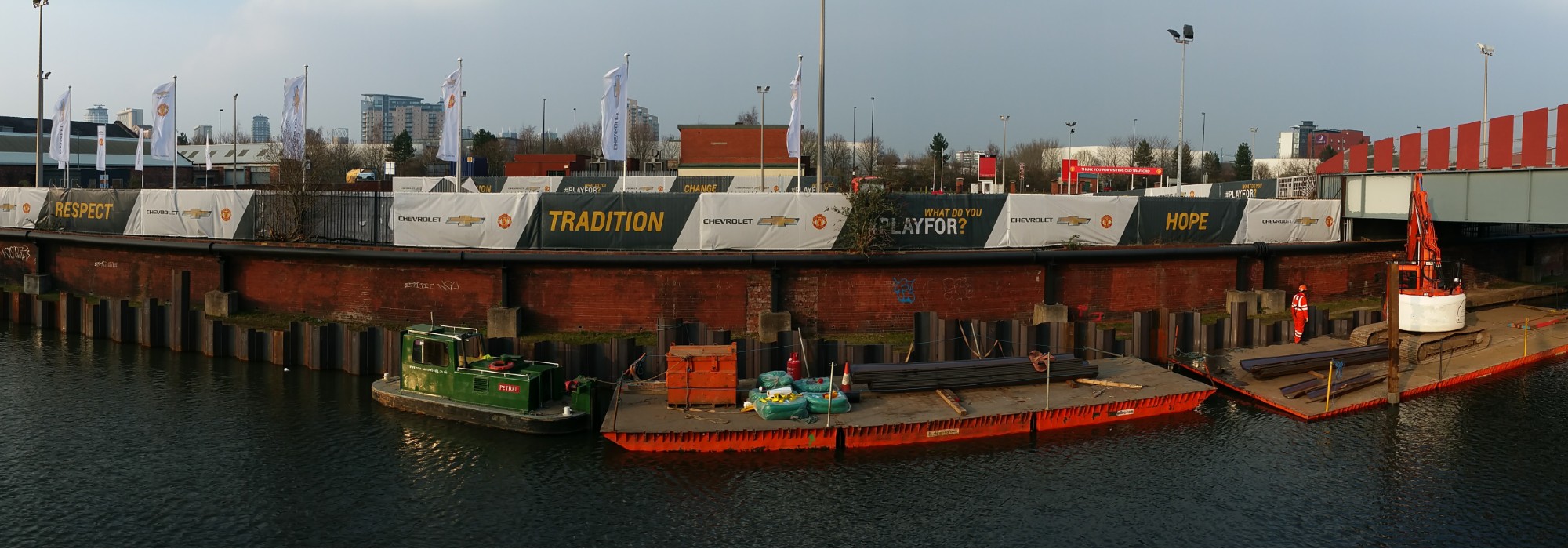 Floating work platforms and plant on the water at a DAACE project