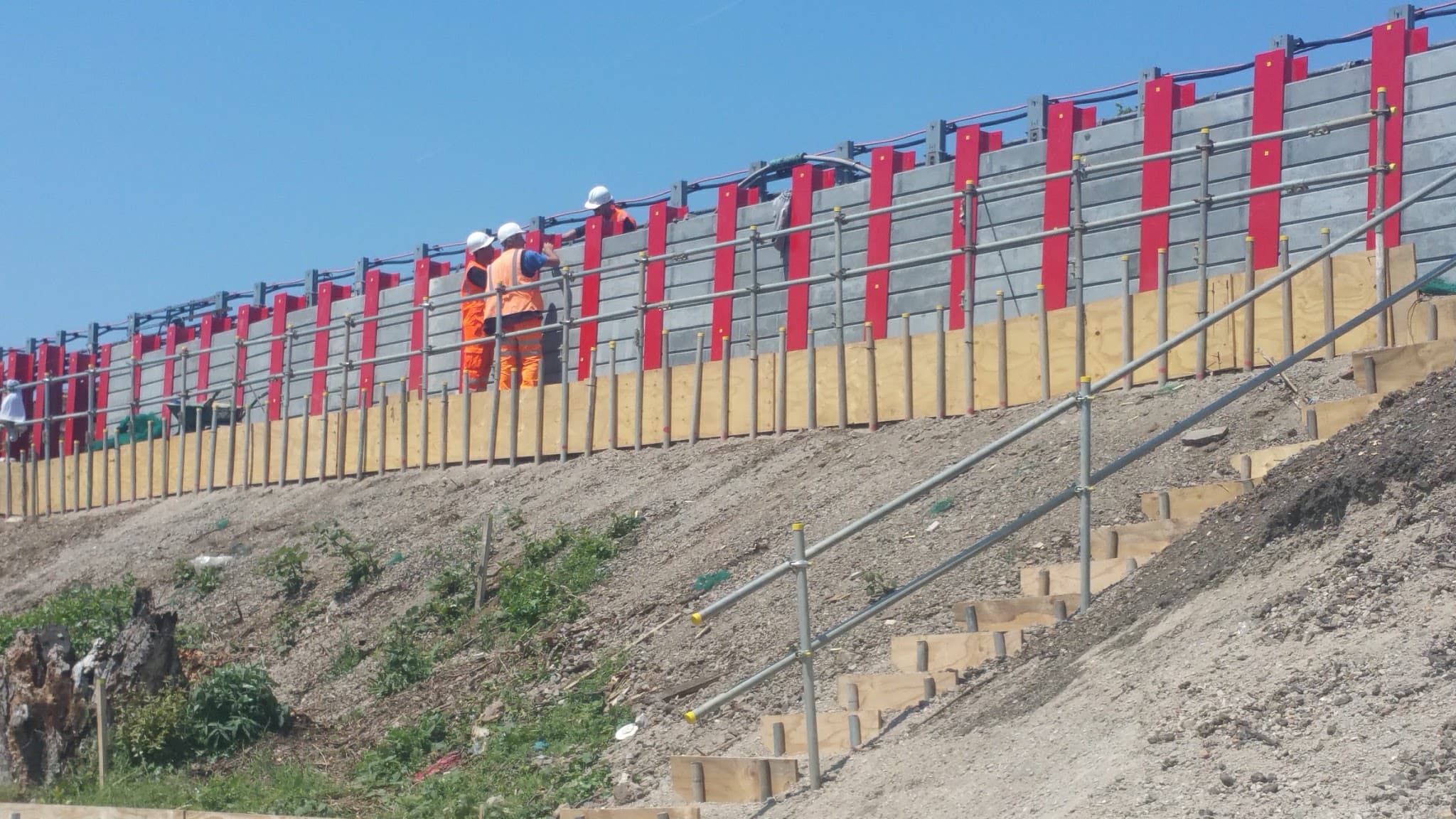 Daace steel and concrete king post wall